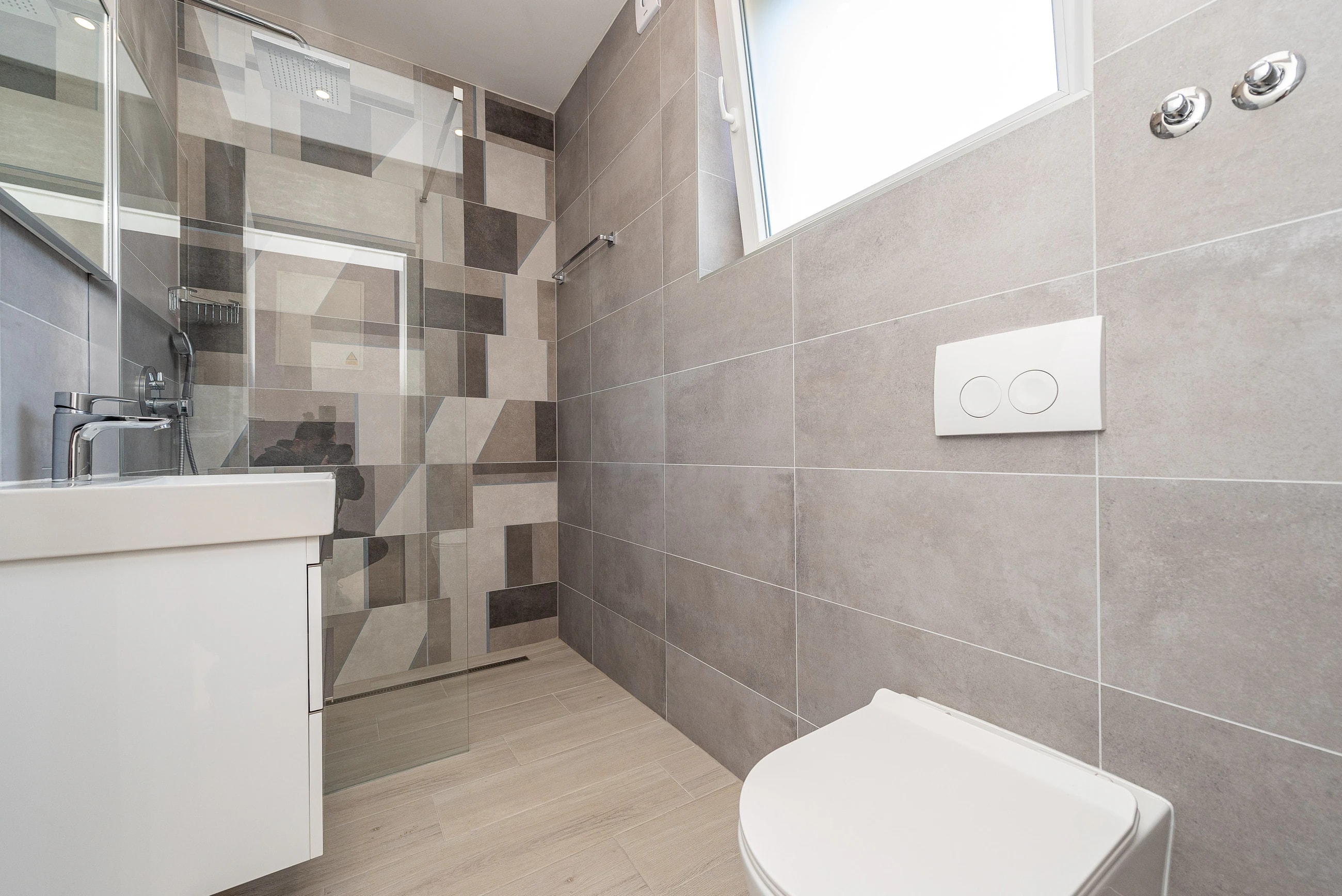 Bathroom with a walk-in shower at Three-Bedroom Premium Apartment Near the Sea