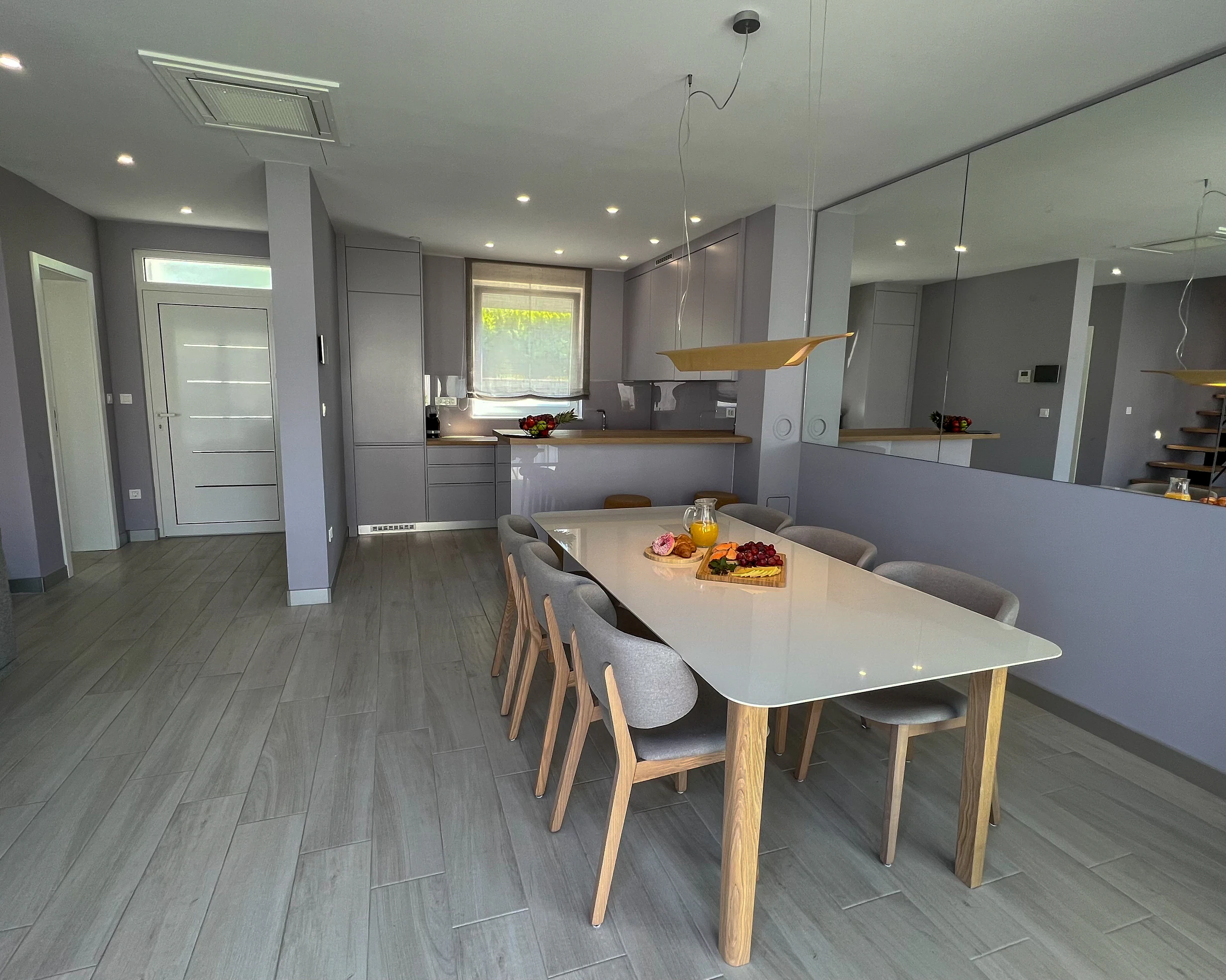 Open-plan kitchen and dining area at Three-Bedroom Premium Apartment Near the Sea
