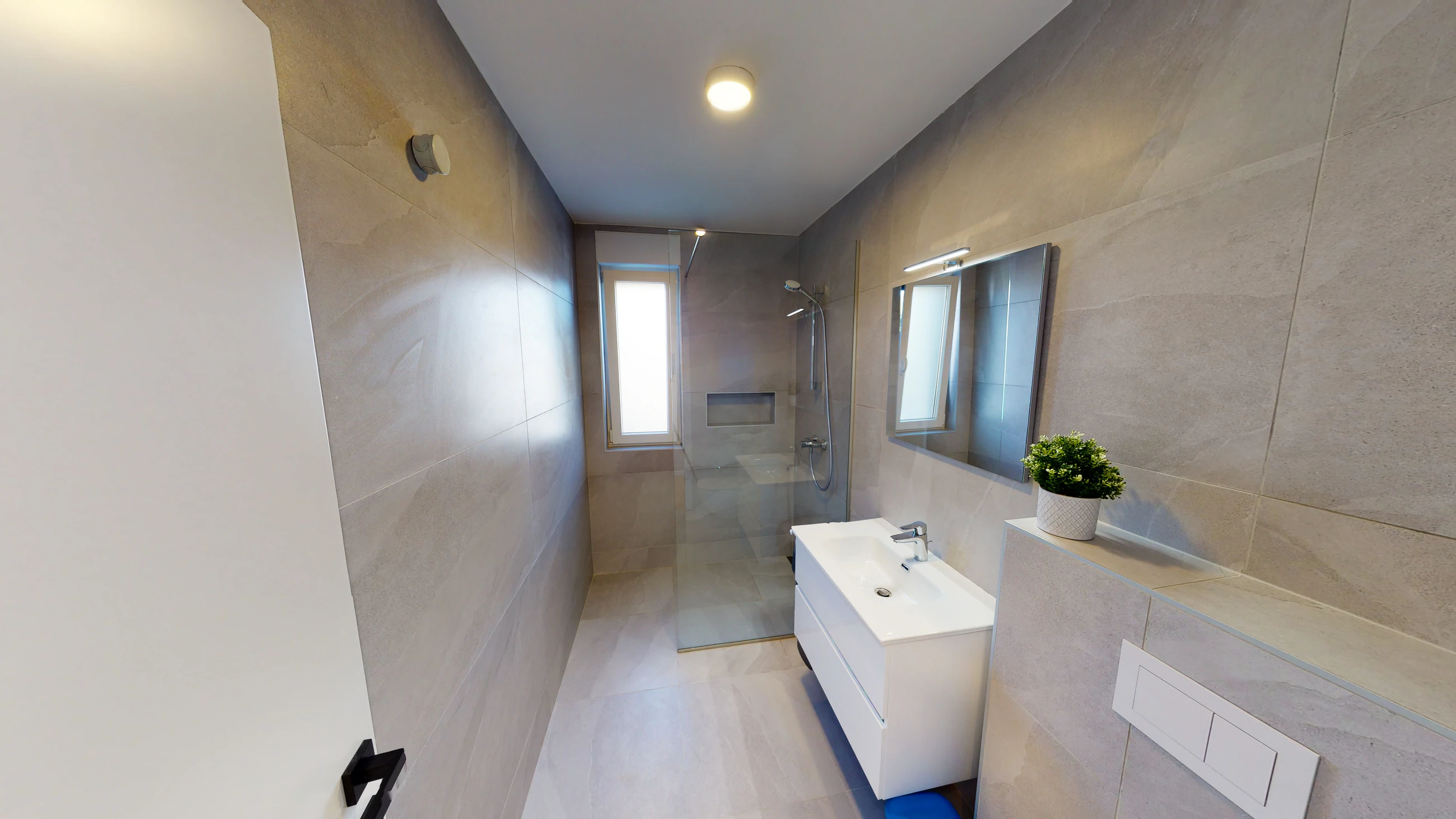 Second bathroom with natural light at Three-Bedroom Apartment Near the Sea